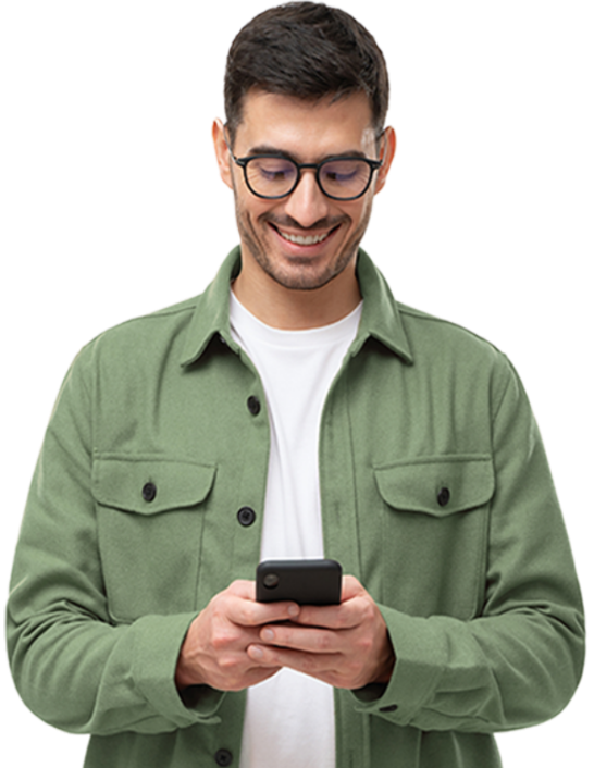 Homem com celular.